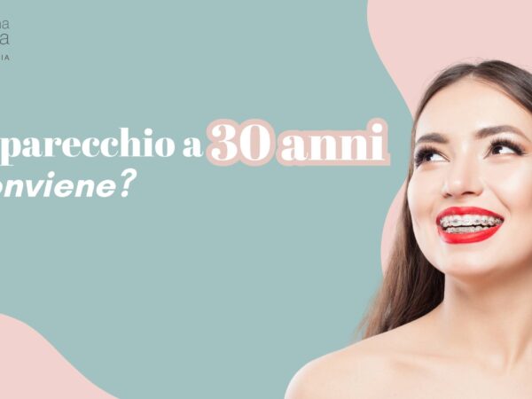 Ragazza con apparecchio e scritta "Apparecchio a 30 anni: conviene?"